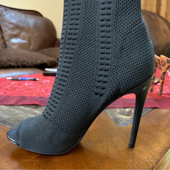 Steve Madden Black Heeled Peep Toe Bootie Fabric Size 8.5 - Picture 11 of 12